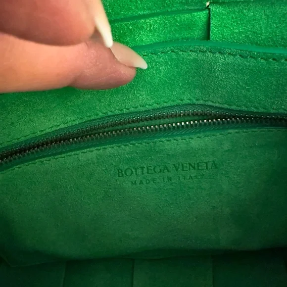 Bottega Veneta Cassette leather crossbody bag - Picture 5 of 13